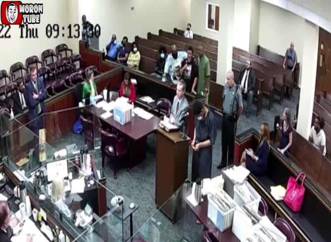 Video :In court, a father beats his son's killer
